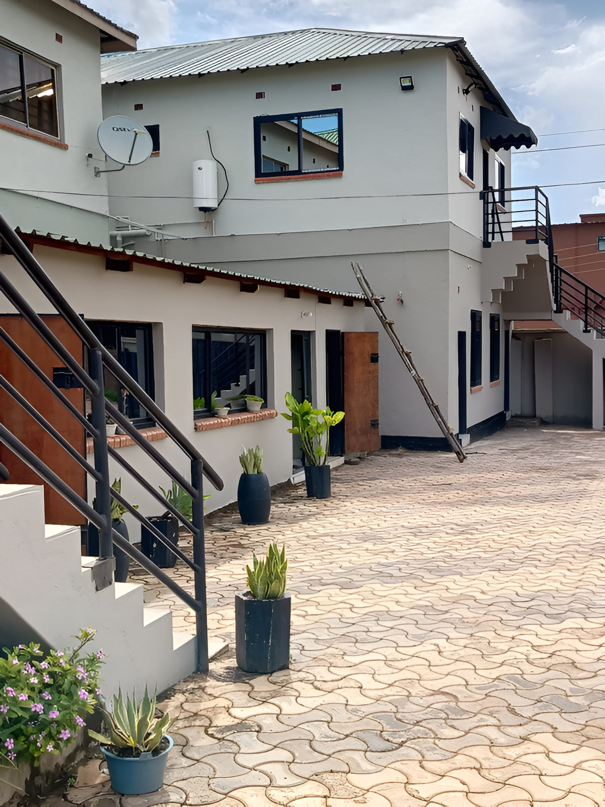 Planted courtyard at Rosmon Guest Lodge